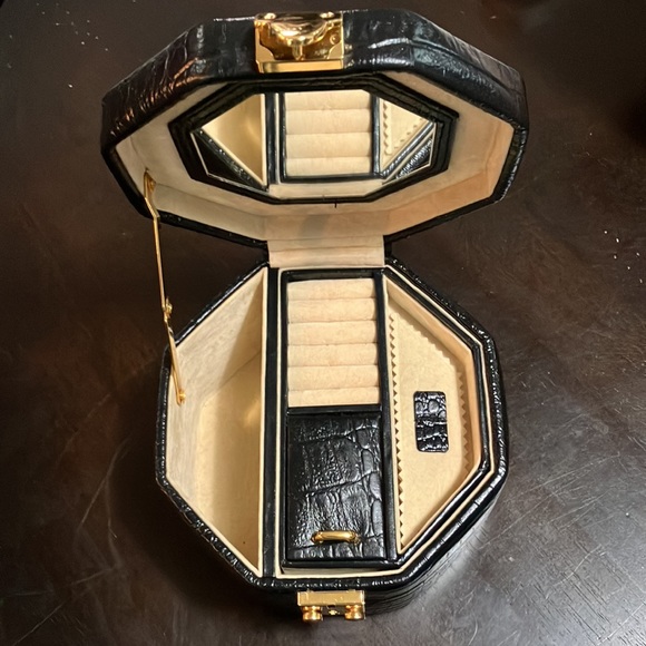 Black Leather Wolf Designs jewelry box - Picture 3 of 9